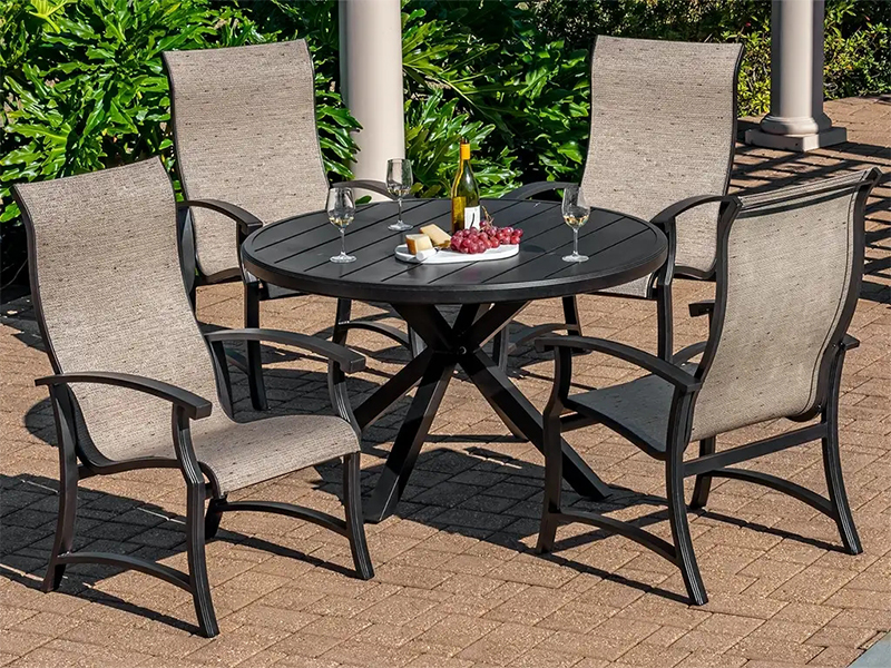 Senex Aere Aluminium cum funda 5 Piece Triclinium Set (48 in. Mensam triclinium)